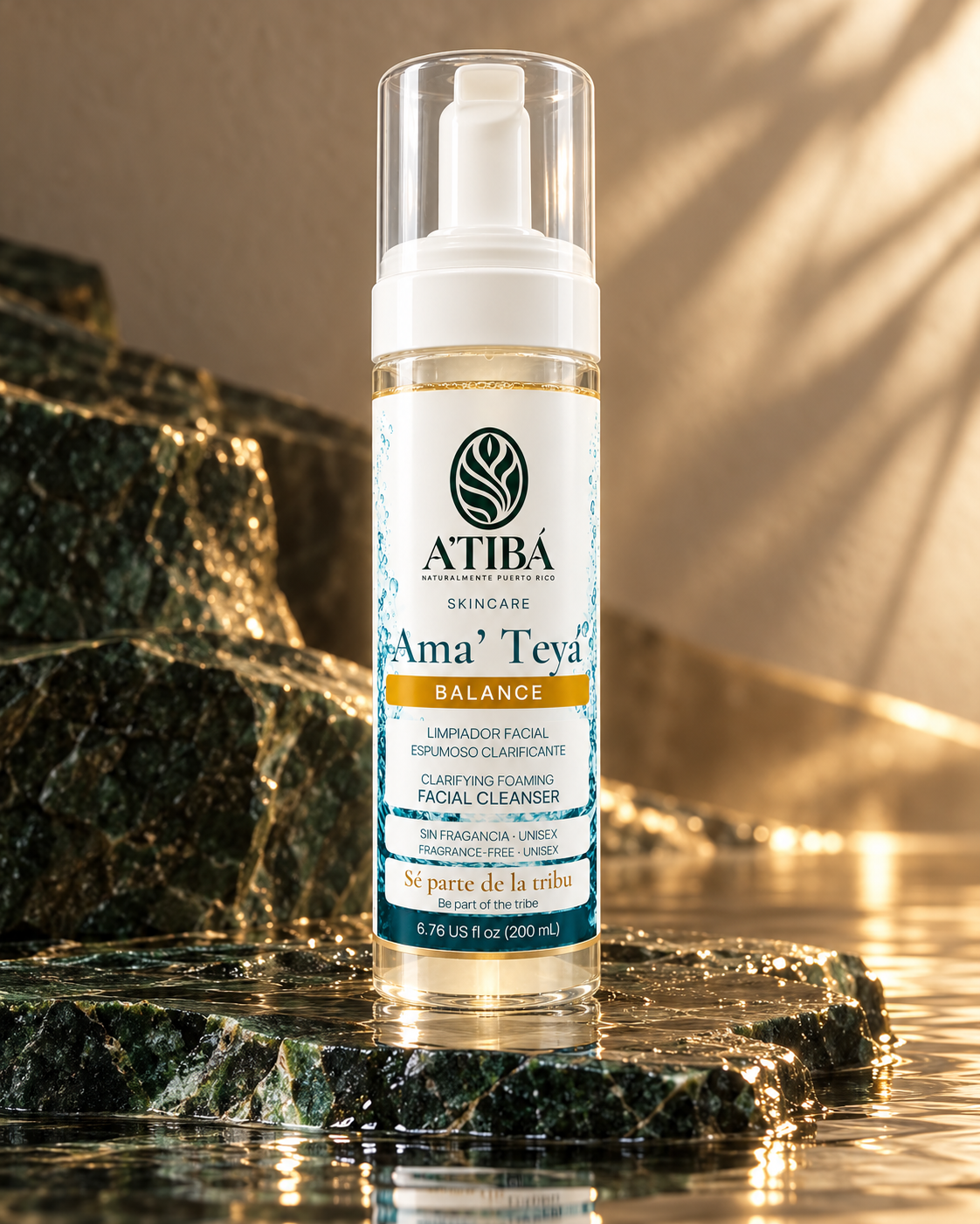 Ama' Teyá Balance sobre piedra verde con luz cálida y reflejos de agua.