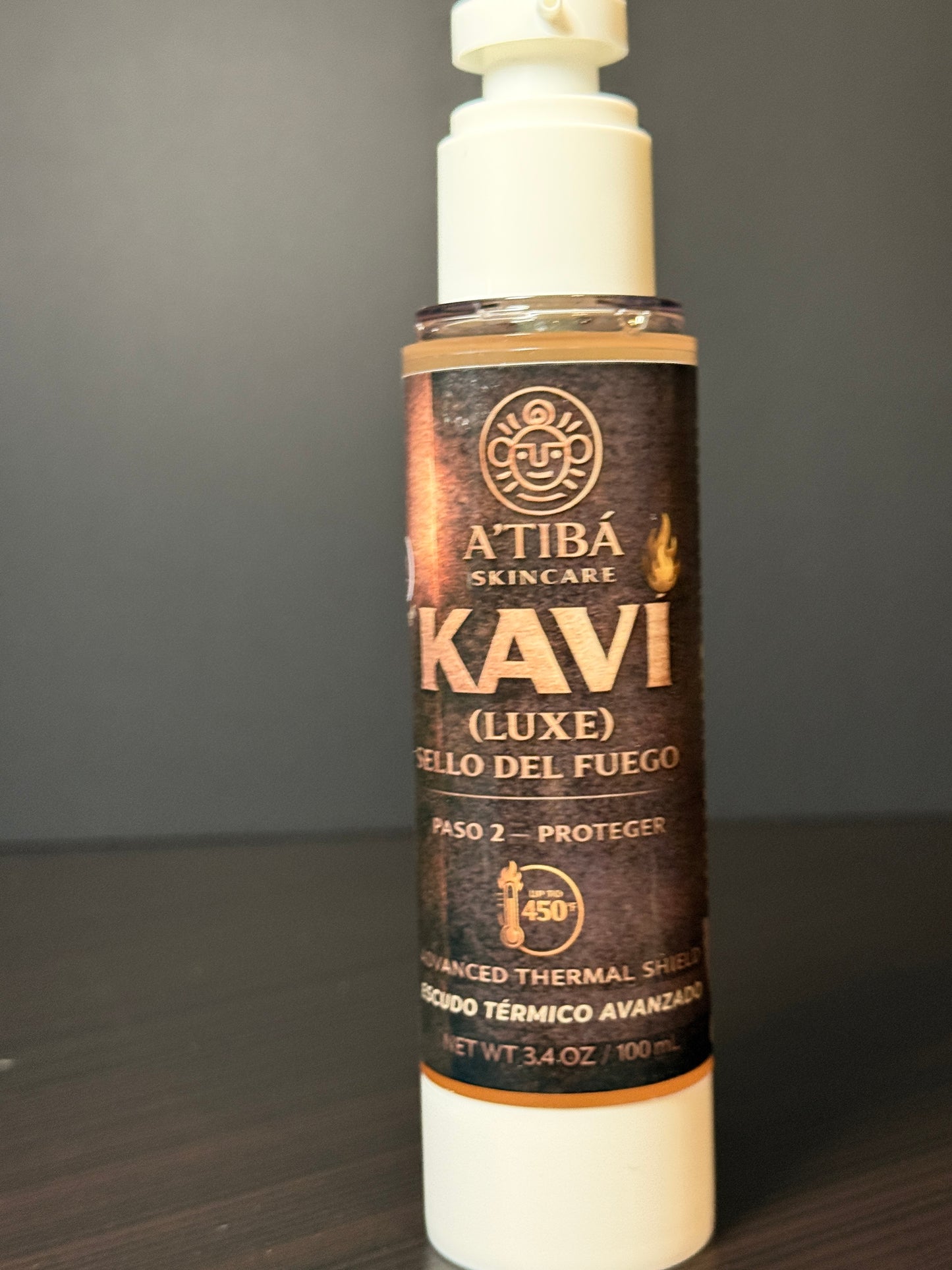 Kaví Luxe Thermal Serum detail view — silicone-based heat protection for hair